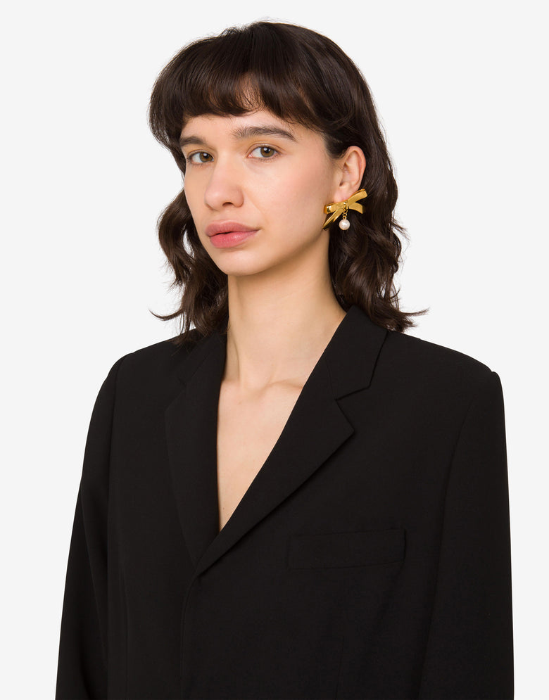 금속 소재의 진주 귀걸이 Gold Moschino 3