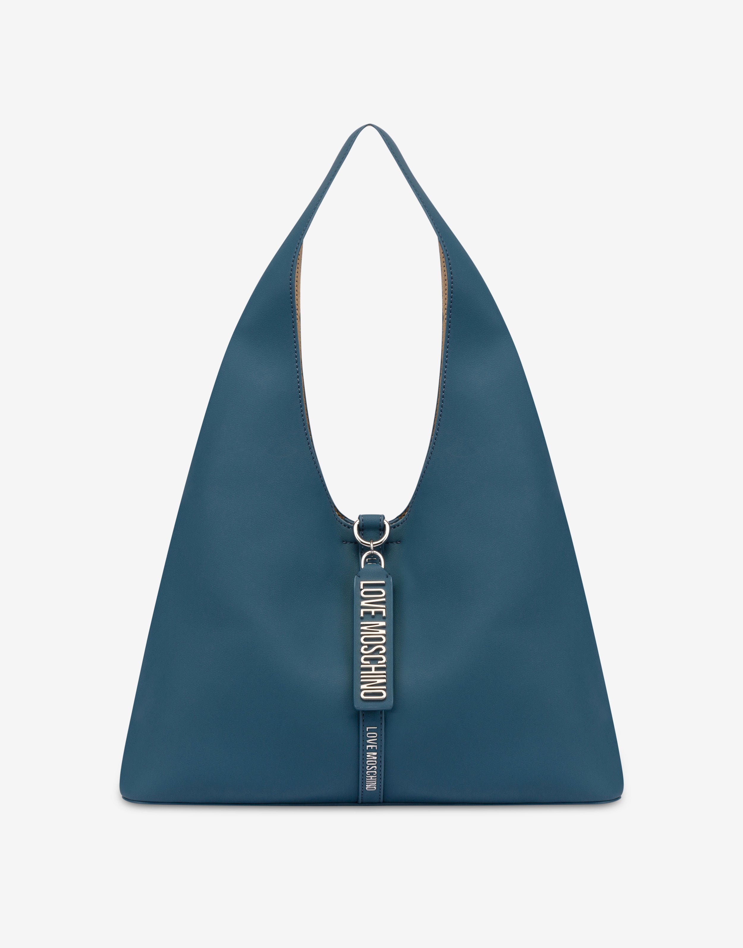 柔软的流浪者包，配有品牌标志吊饰